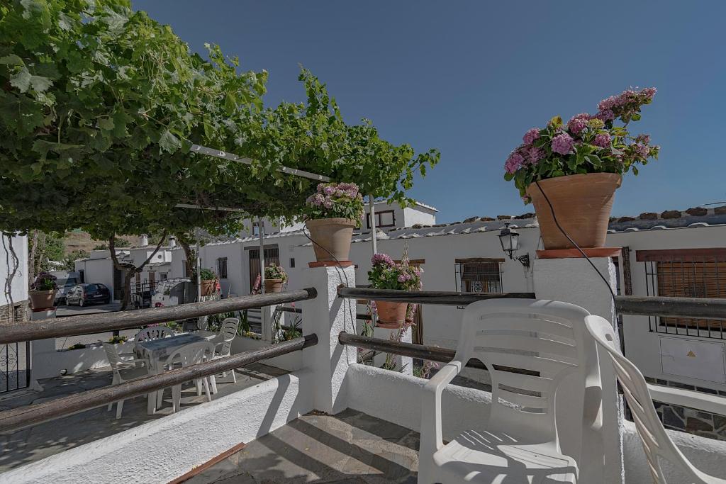 Un balcón o terraza de Apartamentos Rurales Las Chimeneas
