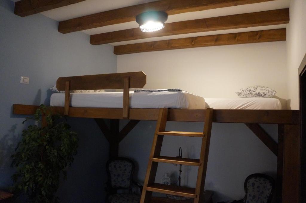 Łóżko lub łóżka piętrowe w pokoju w obiekcie LA BRIGATA APARTMENTS Suite Room