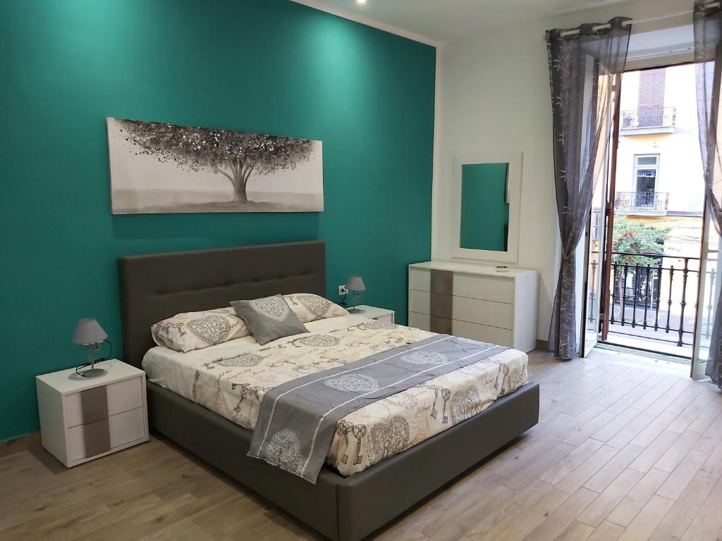 Un pat sau paturi într-o cameră la Dormire a Napoli Centro Holiday House Casa Vacanza