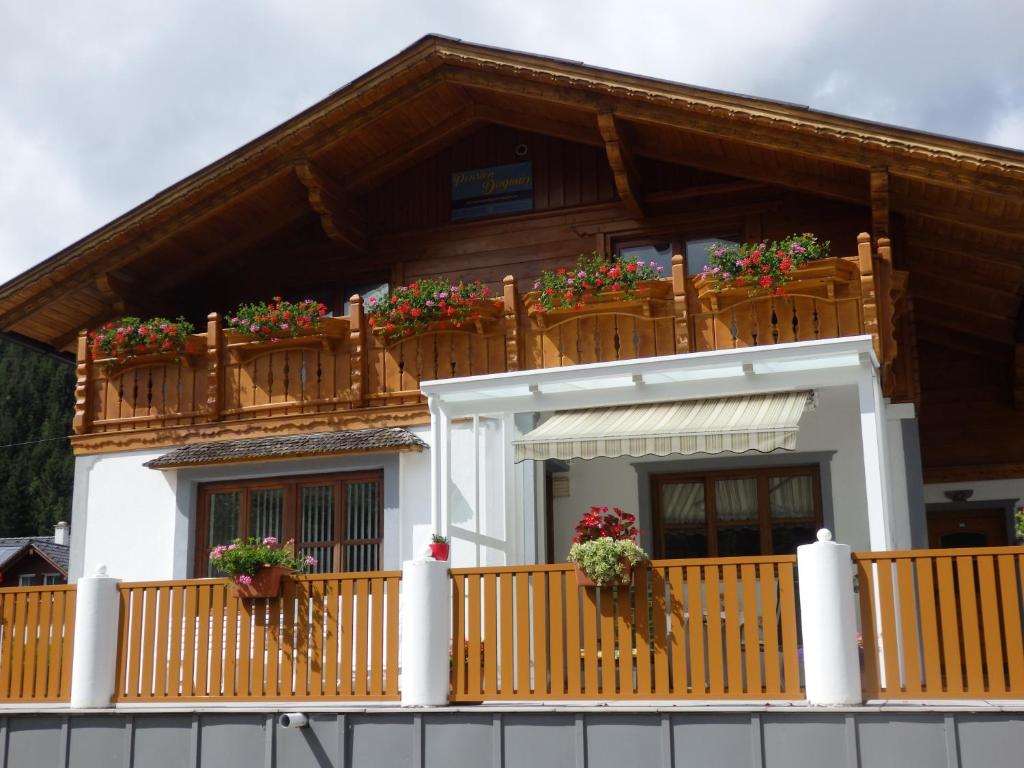 Pension Dagmar Tauplitz في توبليتز: منزل مع شرفة عليها زهور