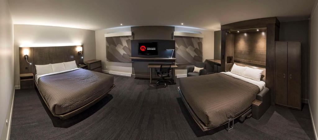 Postel nebo postele na pokoji v ubytování Hôtel & Suites Normandin Lévis