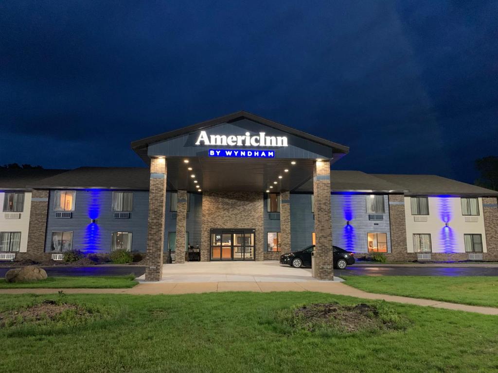 a hotel with a sign that reads american inn at AmericInn by Wyndham Prairie du Chien in Prairie du Chien