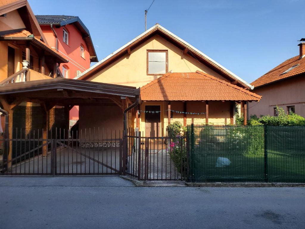 una casa con una puerta y una valla en Vila Max, en Sarajevo