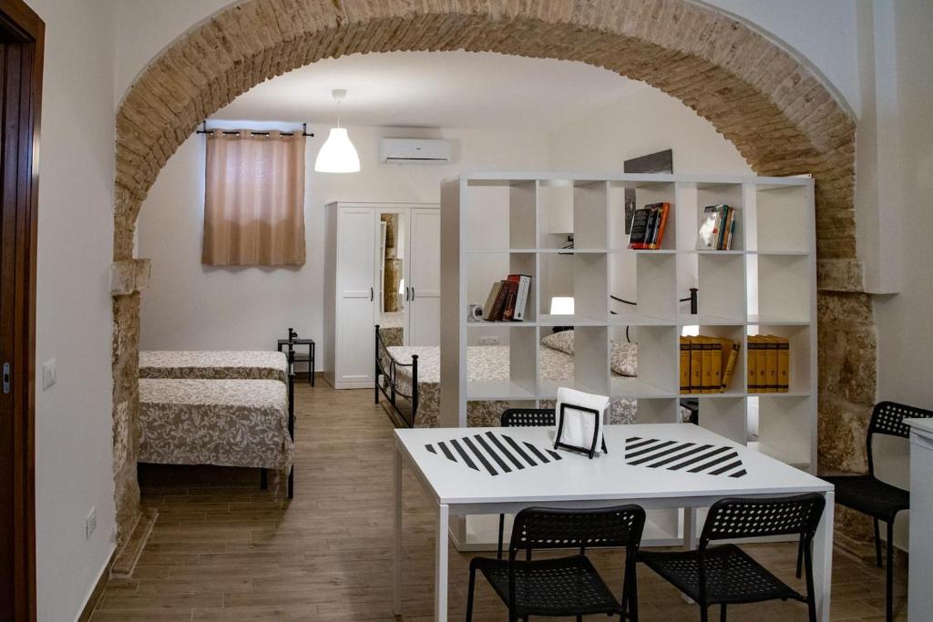 a room with a table and chairs and a shelf at Casa Concerie Quattro in Sulmona