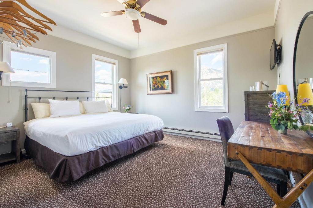 Cama o camas de una habitación en Elk Mountain Lodge
