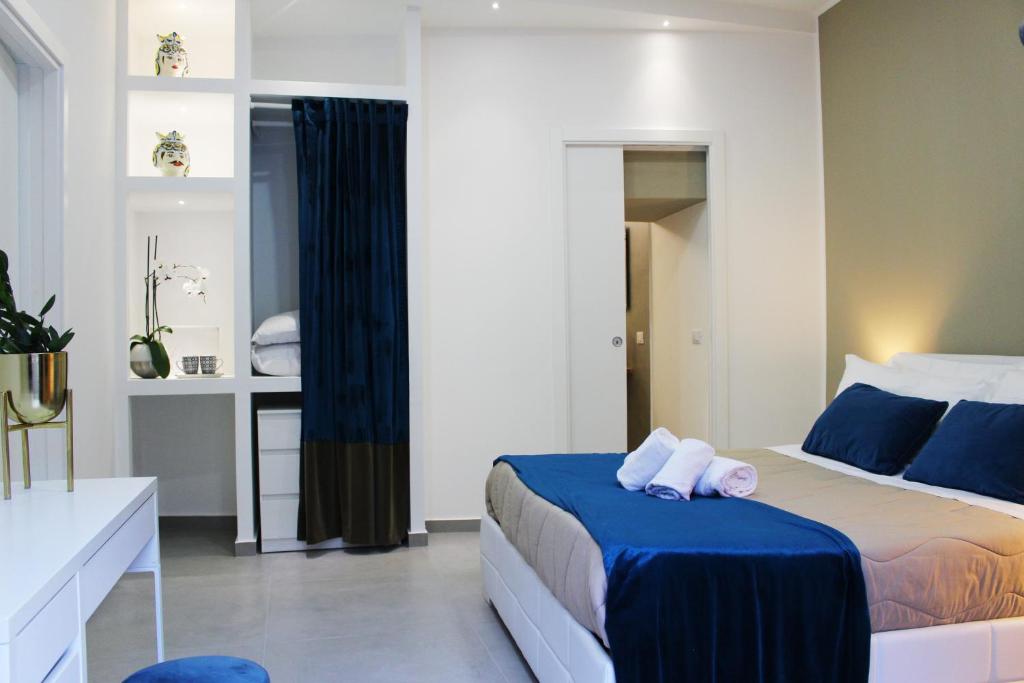 sypialnia z łóżkiem z dwoma ręcznikami w obiekcie CIVITAS w Katanii