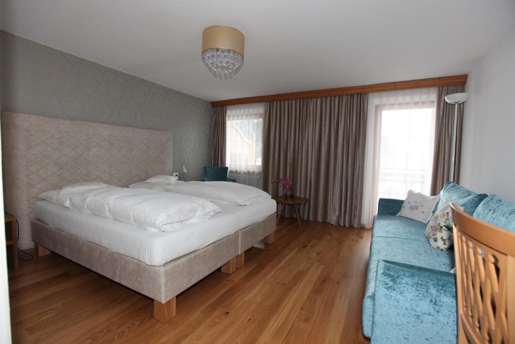 Posteľ alebo postele v izbe v ubytovaní Hotel Goldener Adler