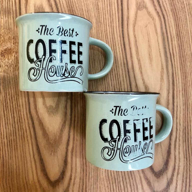 dos tazas de café con la mejor cafetería escrita en ellas en HB apartments Pushkin, en Tiflis