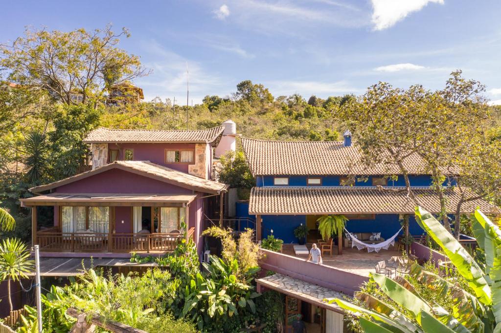 an image of a house with a garden at Pousada Maya in Alto Paraíso de Goiás