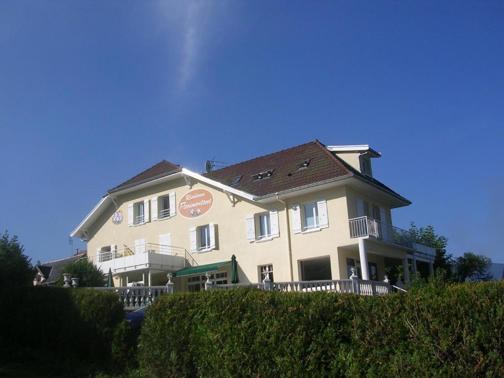 un grande edificio bianco in cima a una collina di Résidence Florimontane a Talloires