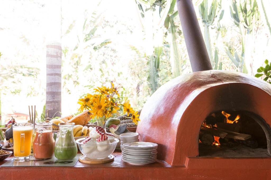 a table with a pizza oven on top of it at Pousada Maya in Alto Paraíso de Goiás