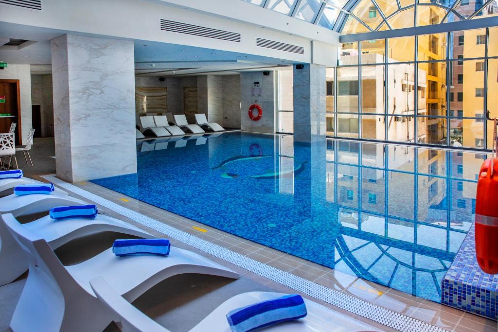 Bazén v ubytování Century Hotel Doha nebo v jeho okolí