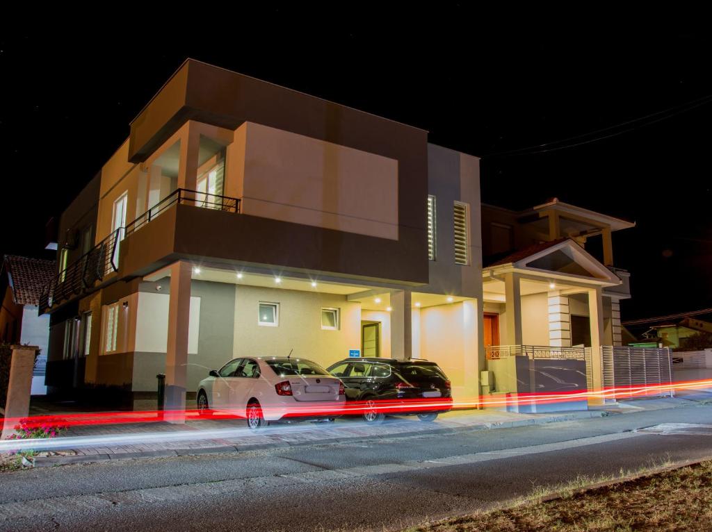 zwei nachts vor einem Gebäude geparkt in der Unterkunft Vila Manuela in Gevgelija