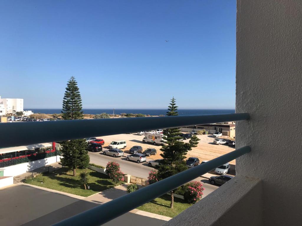 un balcón con vistas a un aparcamiento en Beira Mar Sea View, en Armação de Pêra