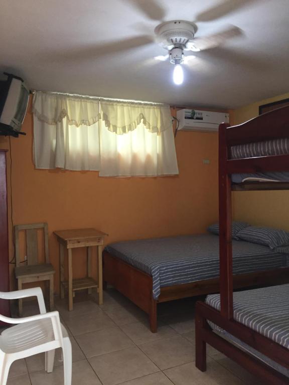 Postel nebo postele na pokoji v ubytování Hostal Sarai
