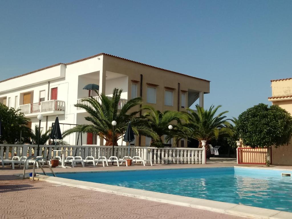 un hotel con piscina di fronte a un edificio di Appartamento Privato Adriatica a Lesina