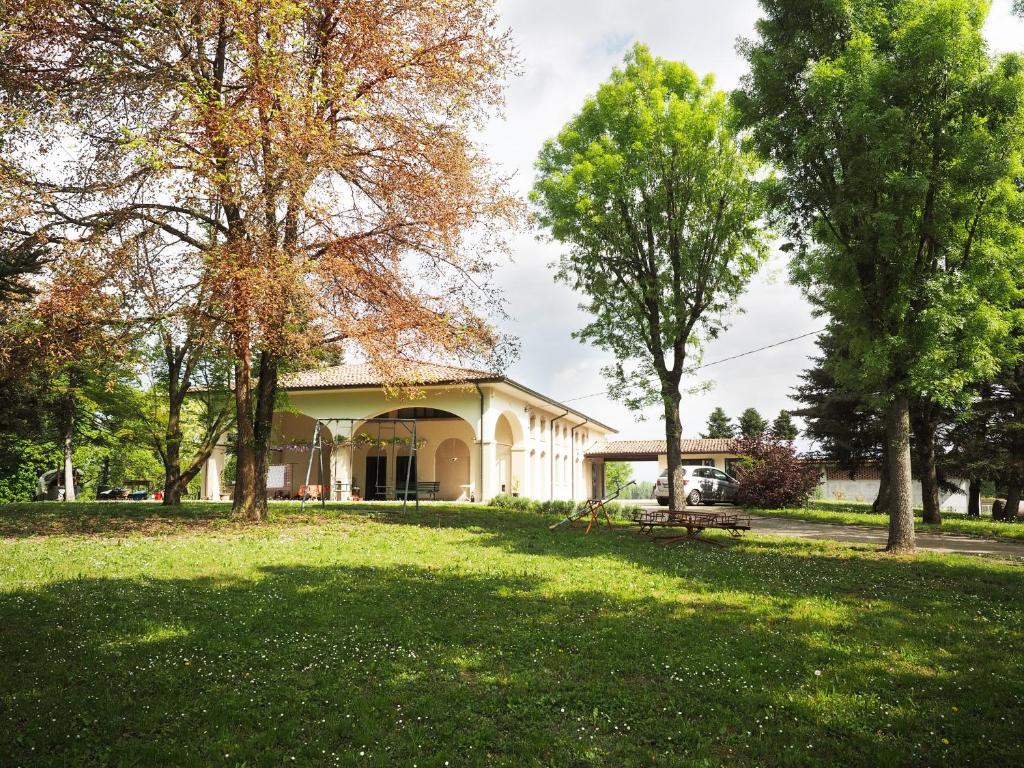 un bâtiment dans un parc avec une pelouse dans l'établissement B&B Ca' Restom, à Reggio d'Émilie