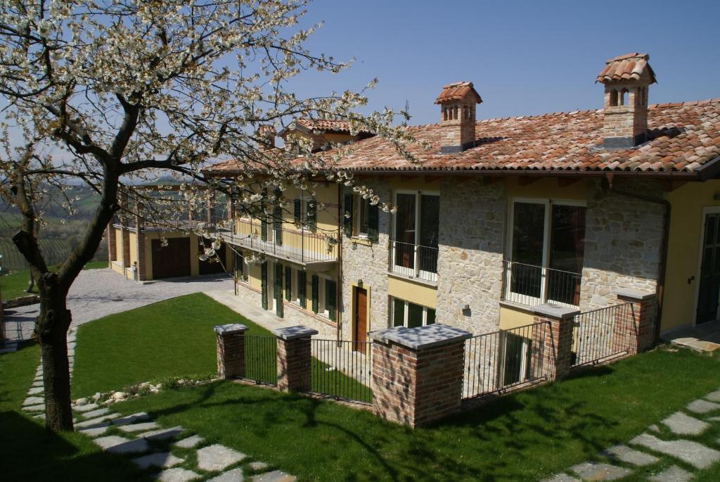 vista esterna di una casa di Bricco Torricella a Monforte dʼAlba