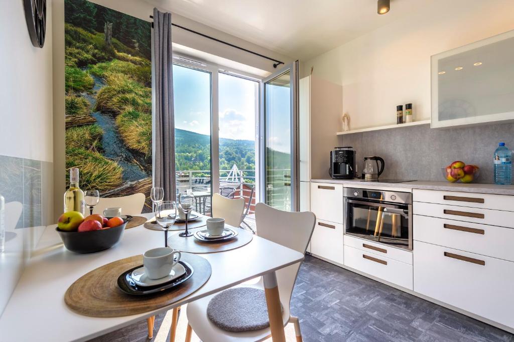 Kuchyňa alebo kuchynka v ubytovaní Apartament Logana z Sauną - 5D Apartamenty