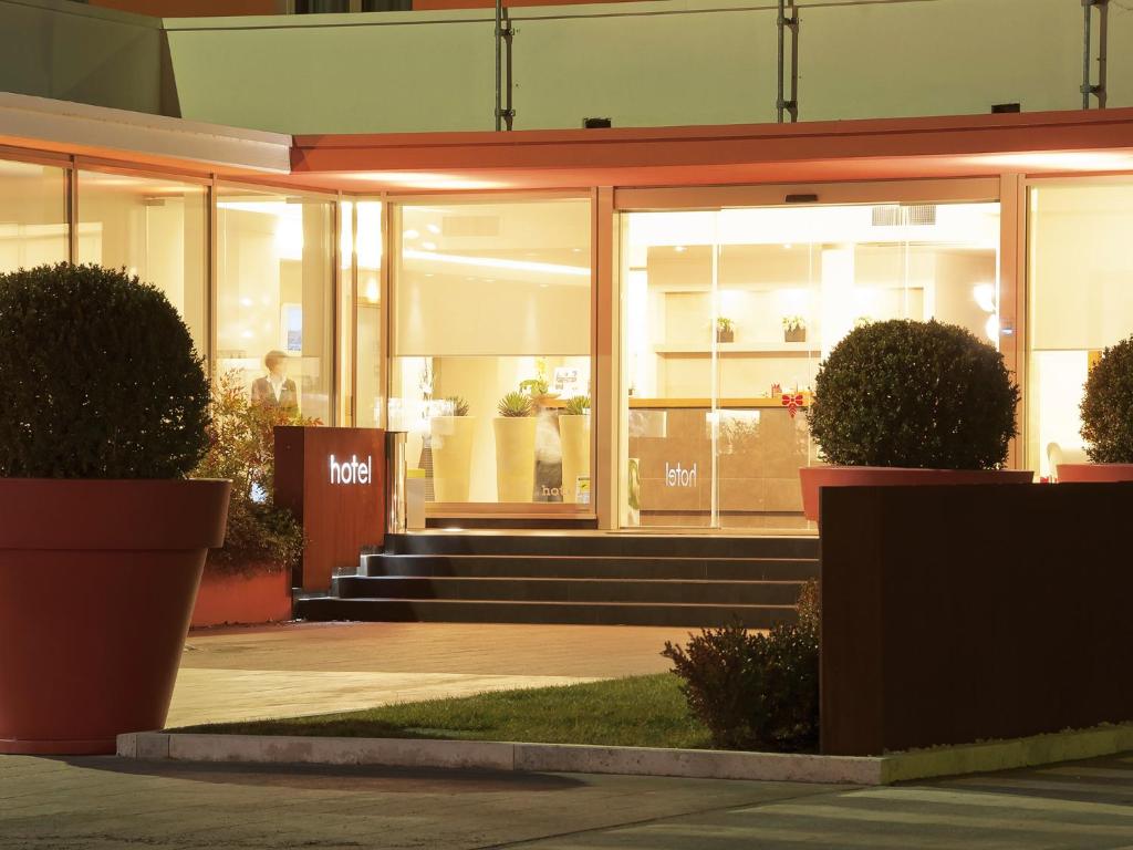 a store front of a building at night at Hotel Cluentum in Tolentino