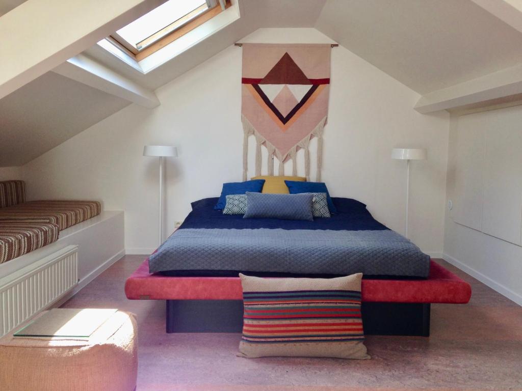 een slaapkamer met een groot bed op zolder bij GOLF APARTMENT in Schilde