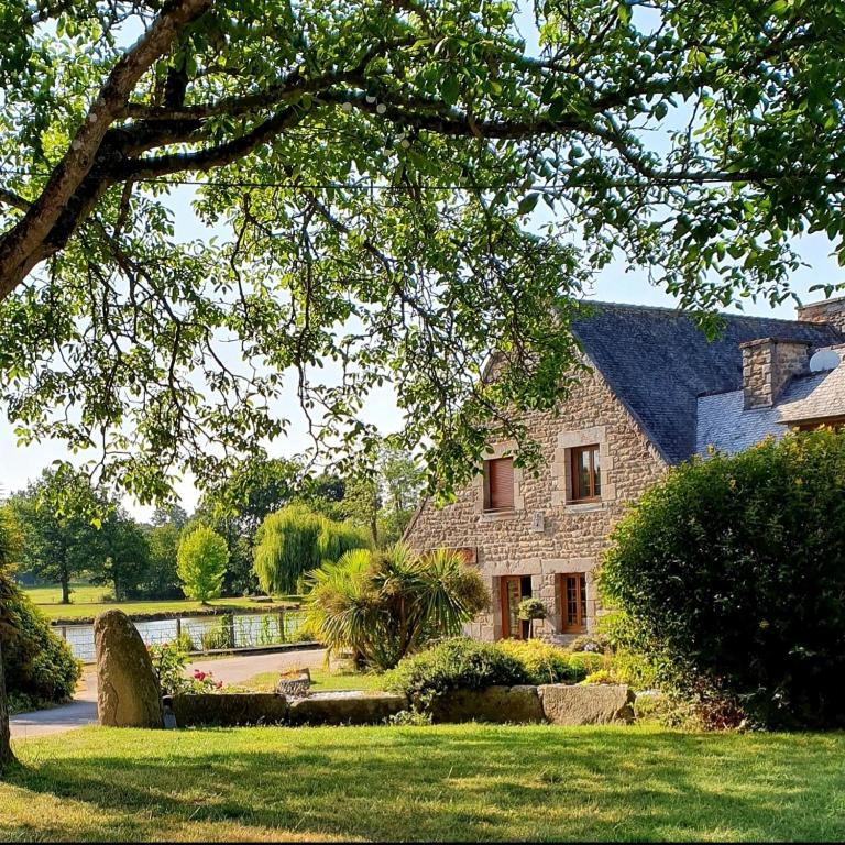 &#x413;&#x440;&#x430;&#x434;&#x438;&#x43D;&#x430; &#x43F;&#x440;&#x435;&#x434; Le Petit Moulin du Rouvre