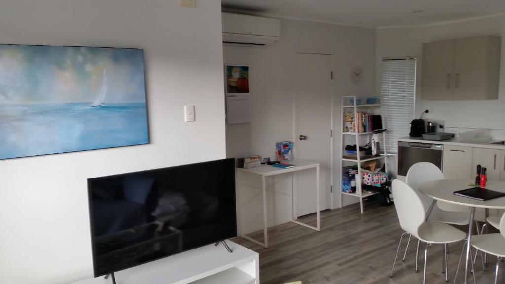 Kuchyň nebo kuchyňský kout v ubytování Jake's Place Oneroa Waiheke