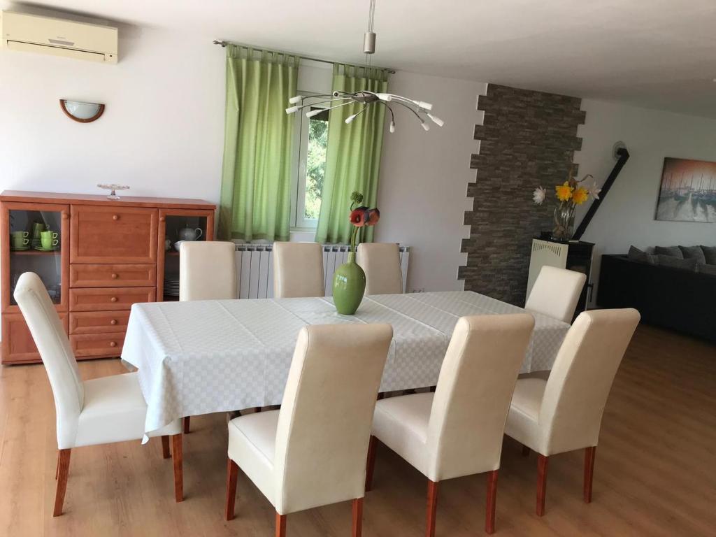 Posedenie v ubytovaní Villa Ceki