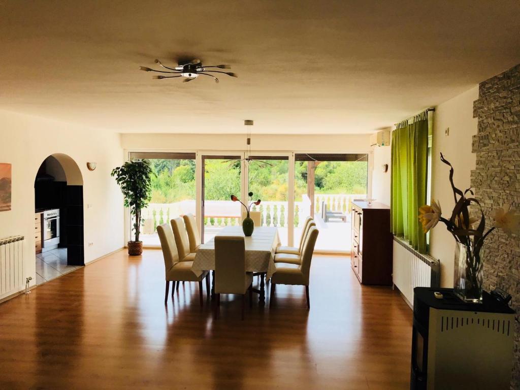 Posedenie v ubytovaní Villa Ceki
