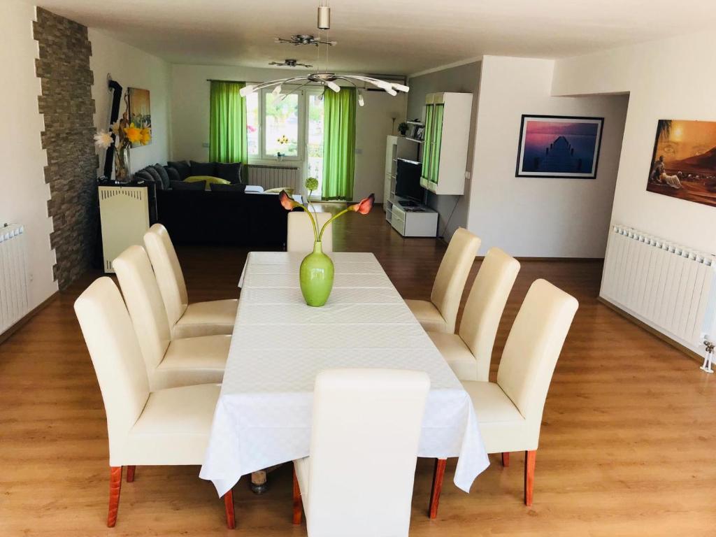 Posedenie v ubytovaní Villa Ceki