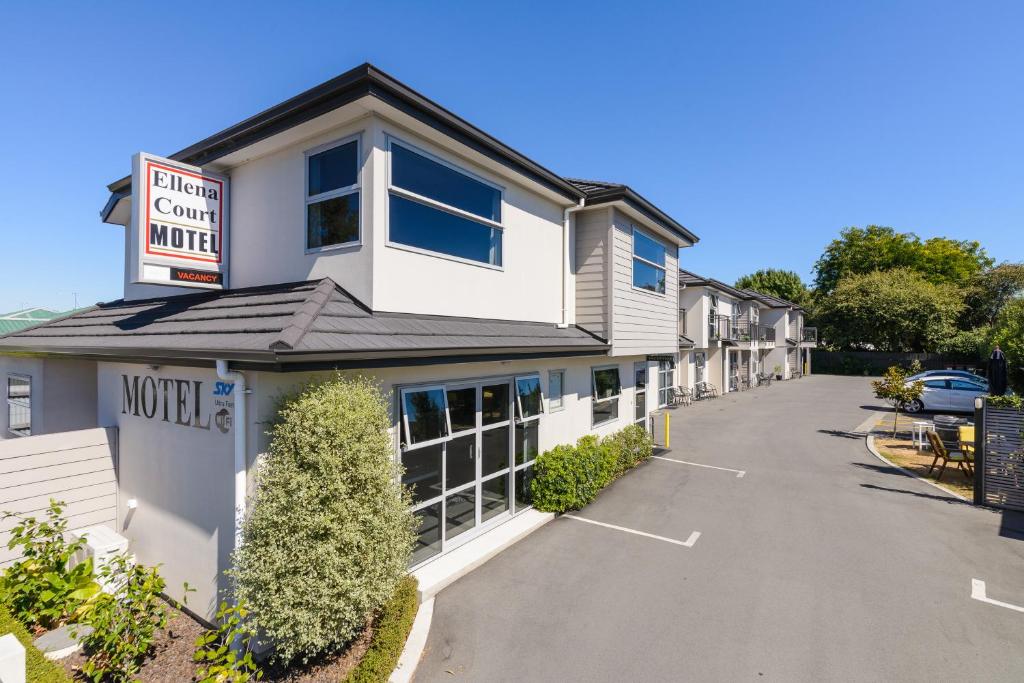 Blick auf die Vorderseite eines Hotels mit Parkplatz in der Unterkunft Ellena Court Motel in Blenheim