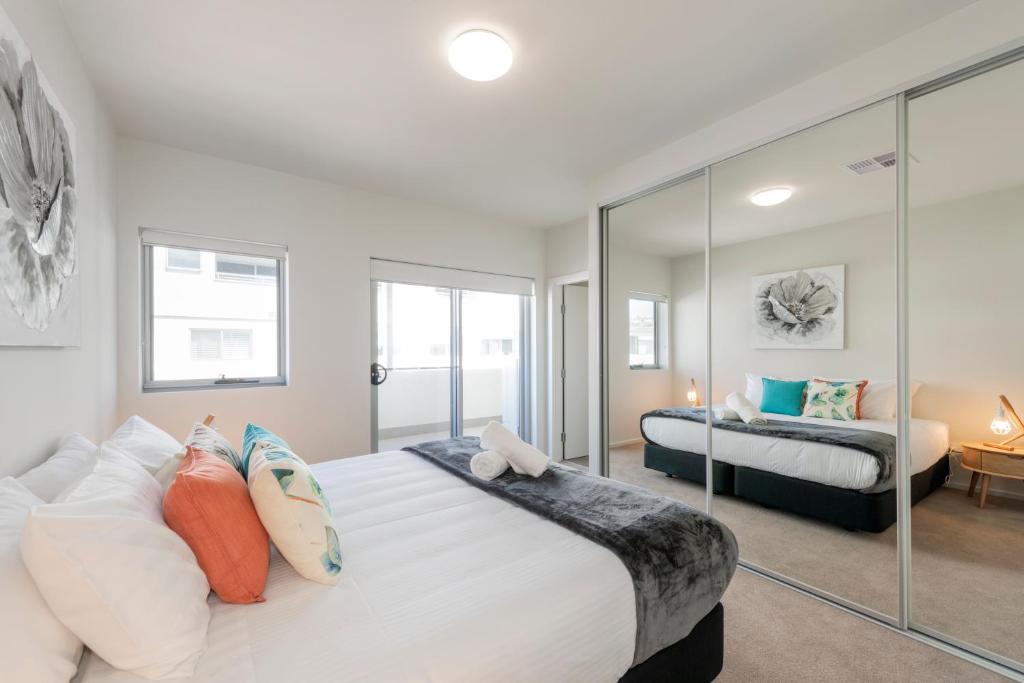 Postel nebo postele na pokoji v ubytování Astra Apartments Newcastle (Merewether)