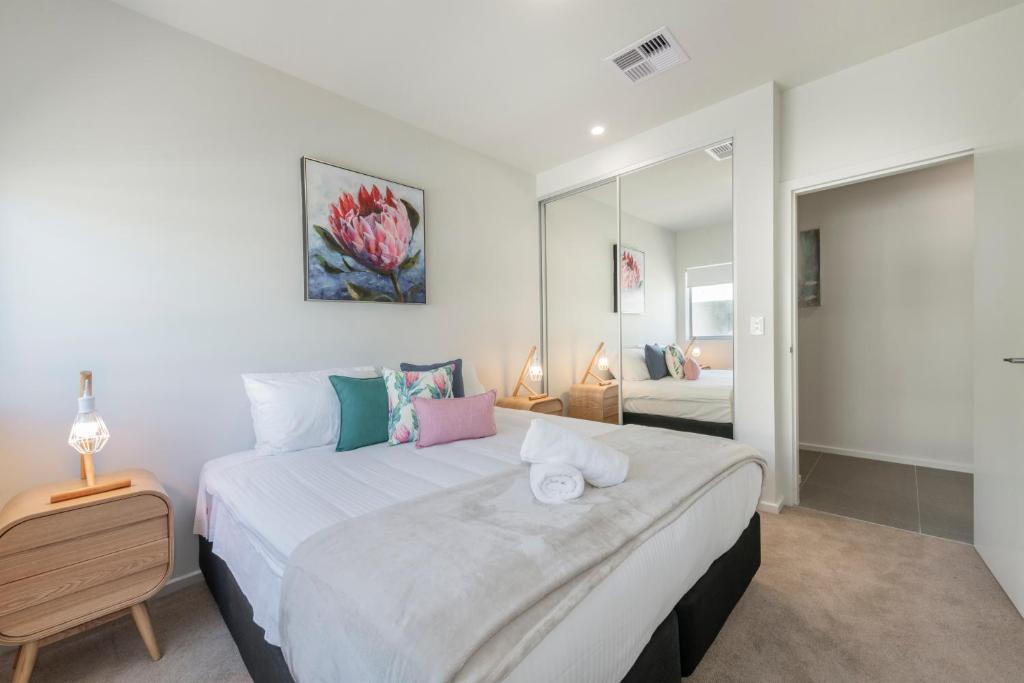 Postel nebo postele na pokoji v ubytování Astra Apartments Newcastle (Merewether)
