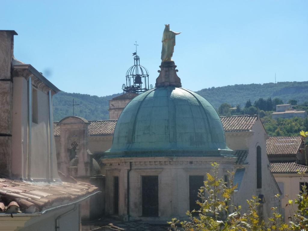 a statue on top of a building with a green dome at L&#39;Auberge Espagnole - Bed &amp; Breakfast in Apt