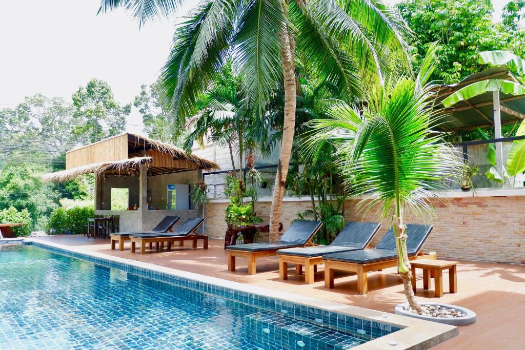 Bazén v ubytování Aiya Resort Koh-Tao nebo v jeho okolí