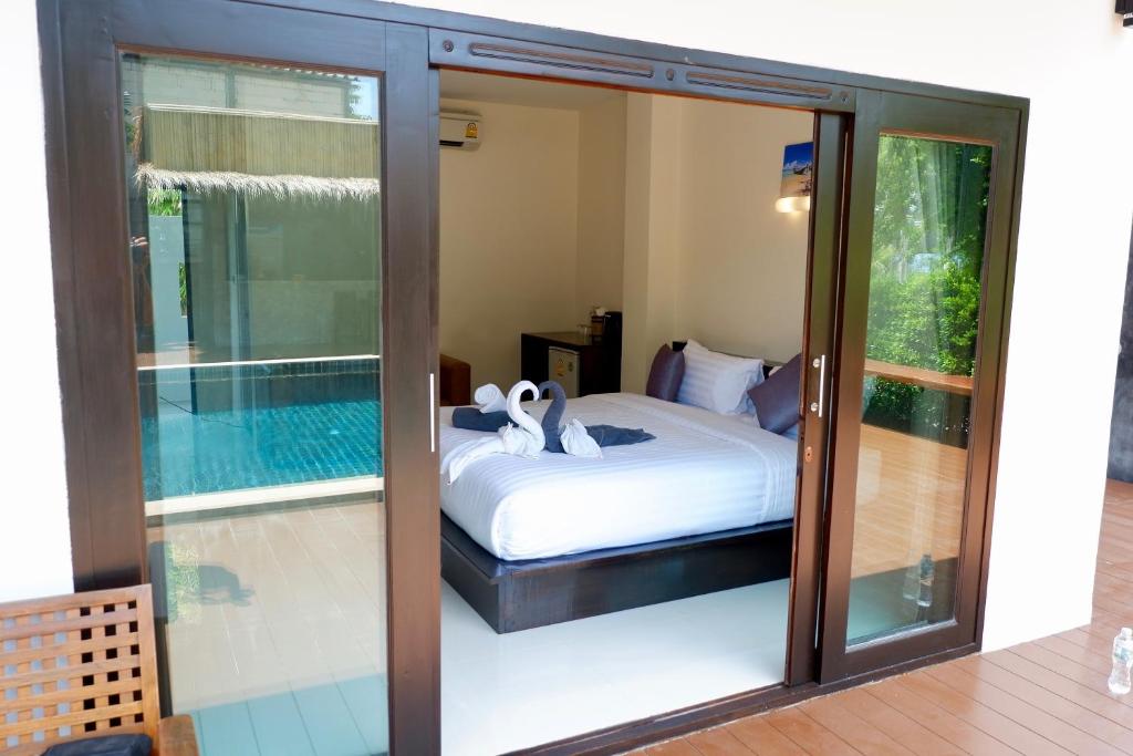 Bazén v ubytování Aiya Resort Koh-Tao nebo v jeho okolí