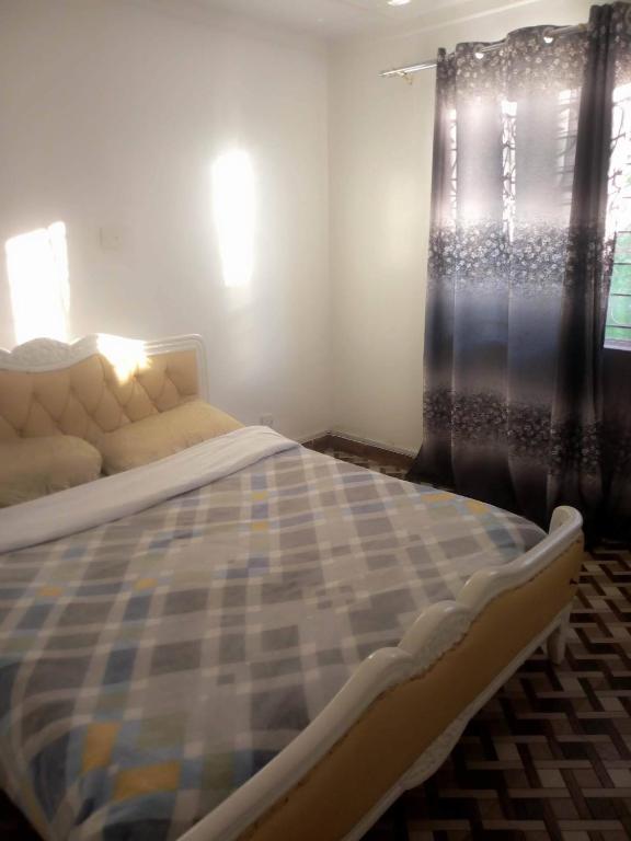 Postel nebo postele na pokoji v ubytování Kenya Inn