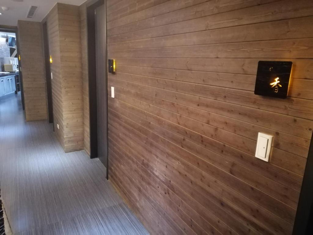 a wooden wall with a lightswitch in a hallway at Shan-Yue Hotspring Hotel in Taipei