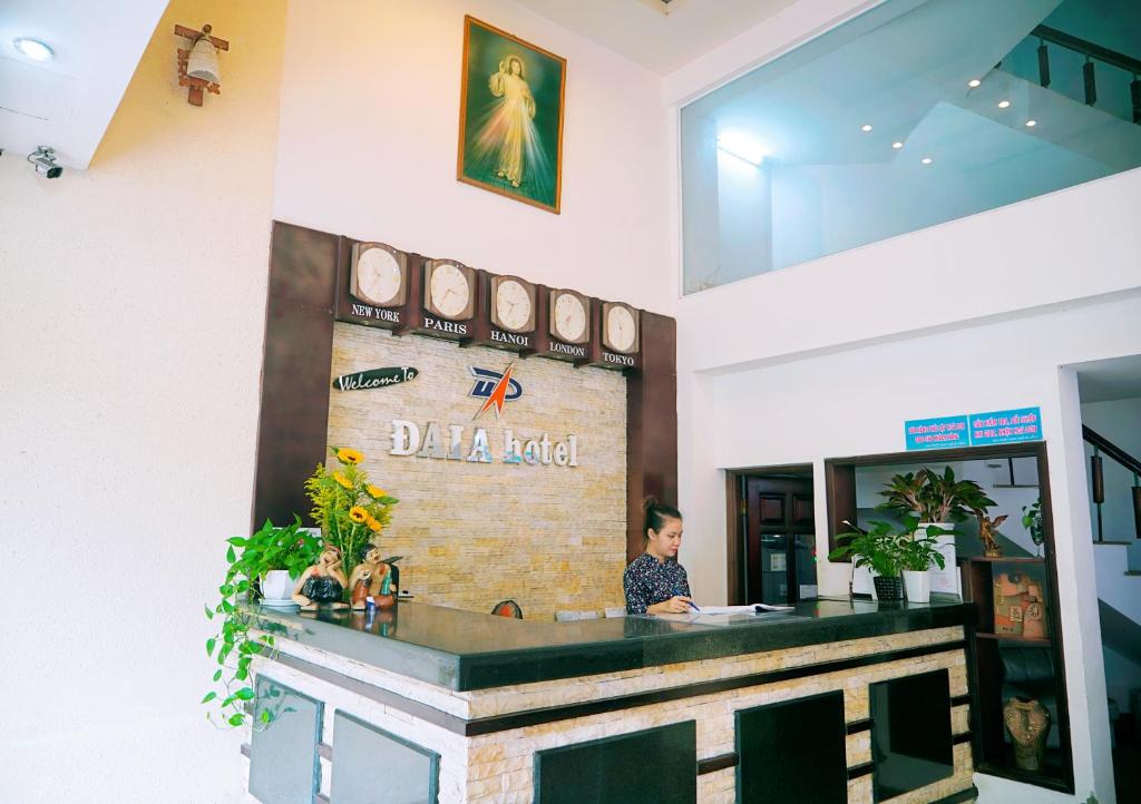 un homme assis au bar d'un restaurant dans l'établissement Dai A Hotel, à Đà Nẵng