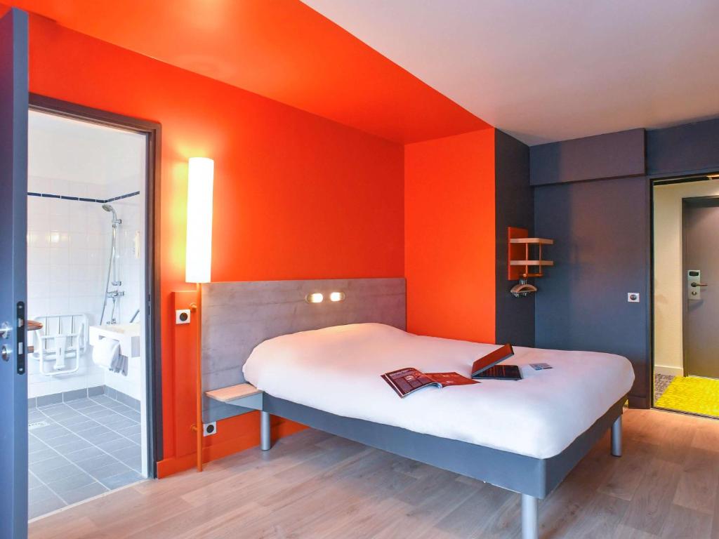 Postel nebo postele na pokoji v ubytování ibis budget Coutances