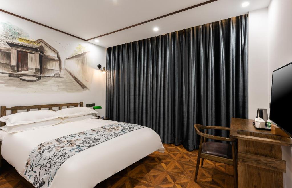 Ένα ή περισσότερα κρεβάτια σε δωμάτιο στο Nostalgia Hotel Beijing Prince Gong's Mansion 时光漫步酒店北京恭王府平安里地铁站店 Free fresh ground coffee ,Free laundry service