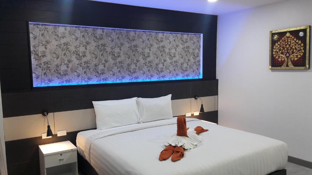 un dormitorio con una cama con un animal de peluche en Heaven Apartments en Patong