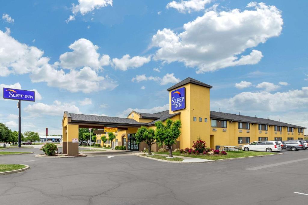 ein Hotel mit Schild auf einem Parkplatz in der Unterkunft Sleep Inn Ogden near Event Center in Ogden