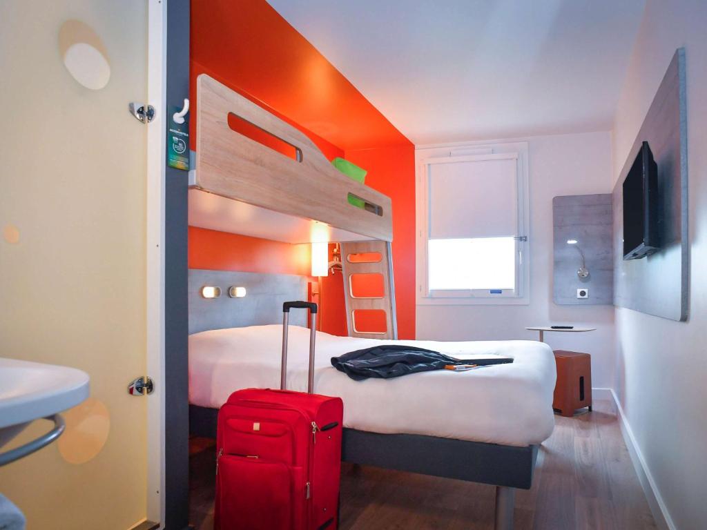Postel nebo postele na pokoji v ubytování ibis budget Coutances