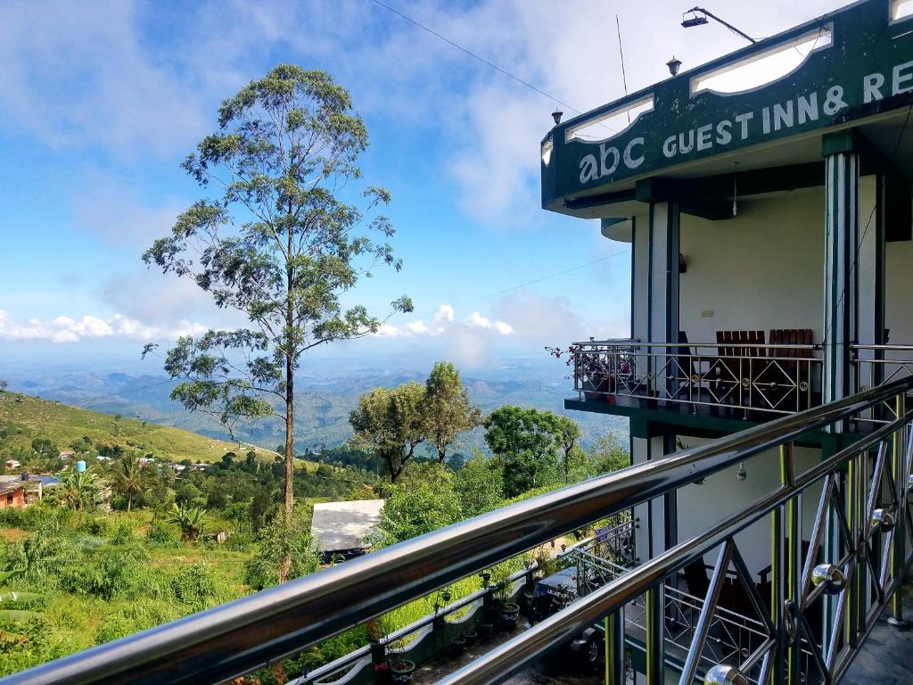 um edifício com um letreiro que diz "ABC" caminho-de-ferro mineiro em ABC Guest Inn & Restaurant em Haputale