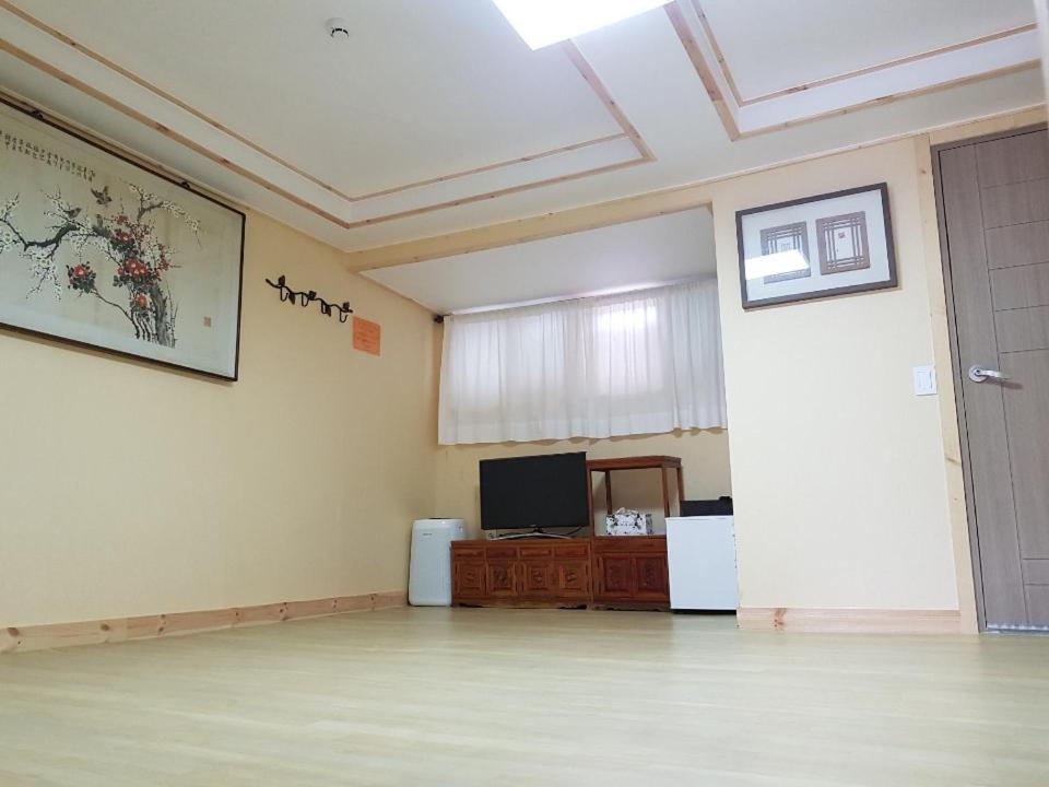 TV a/nebo společenská místnost v ubytování Hanok Story Guesthouse