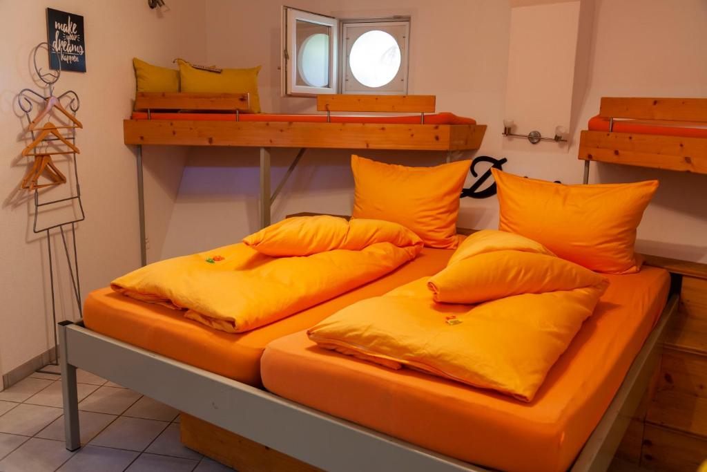 Postel nebo postele na pokoji v ubytování Bergwerksilo Herznach