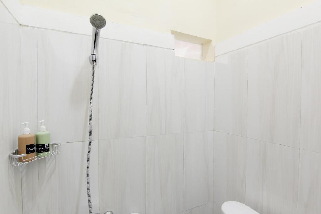 Koupelna v ubytování Musafir Guest House Syariah