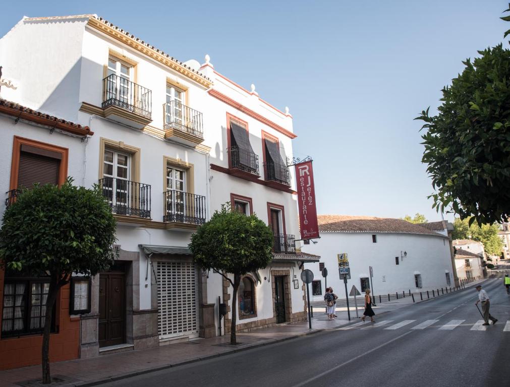 un edificio blanco al lado de una calle en Apartamento Centro La Paz by CasaTuristica, en Ronda