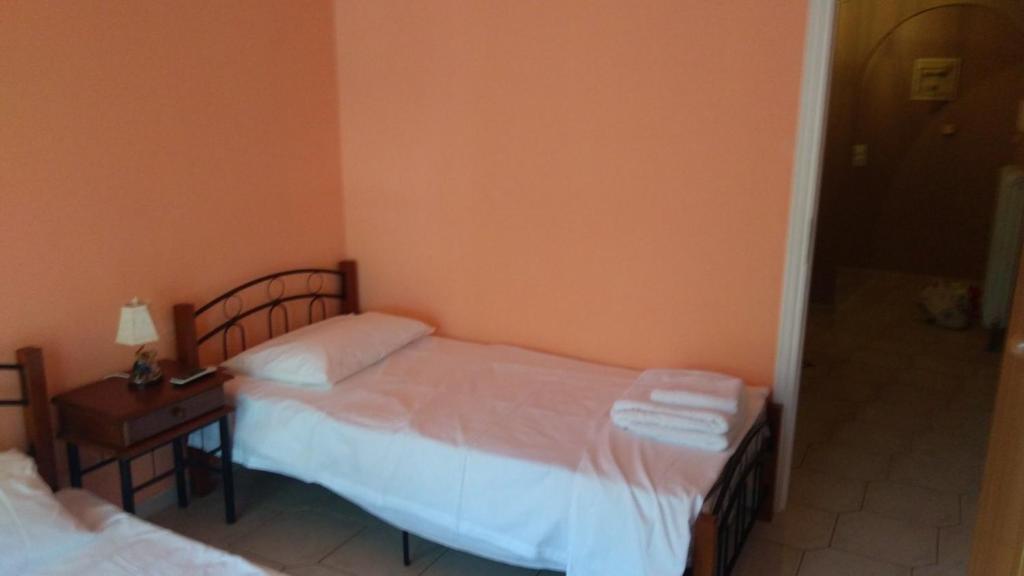 Łóżko lub łóżka w pokoju w obiekcie Monemvasia Lazarus Beach Apartment